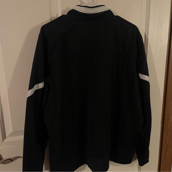 Under Amour Jacket. Size XL Black and White. Pockets lined mesh inside. - Picture 3 of 3